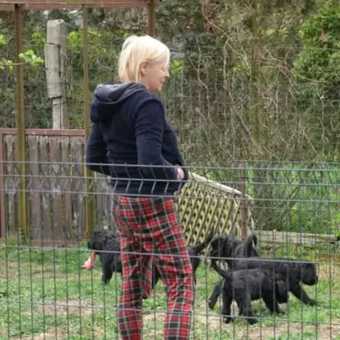 Sznaucer olbrzym z hodowli Magiczne Geny FCI ze swoją rodziną
